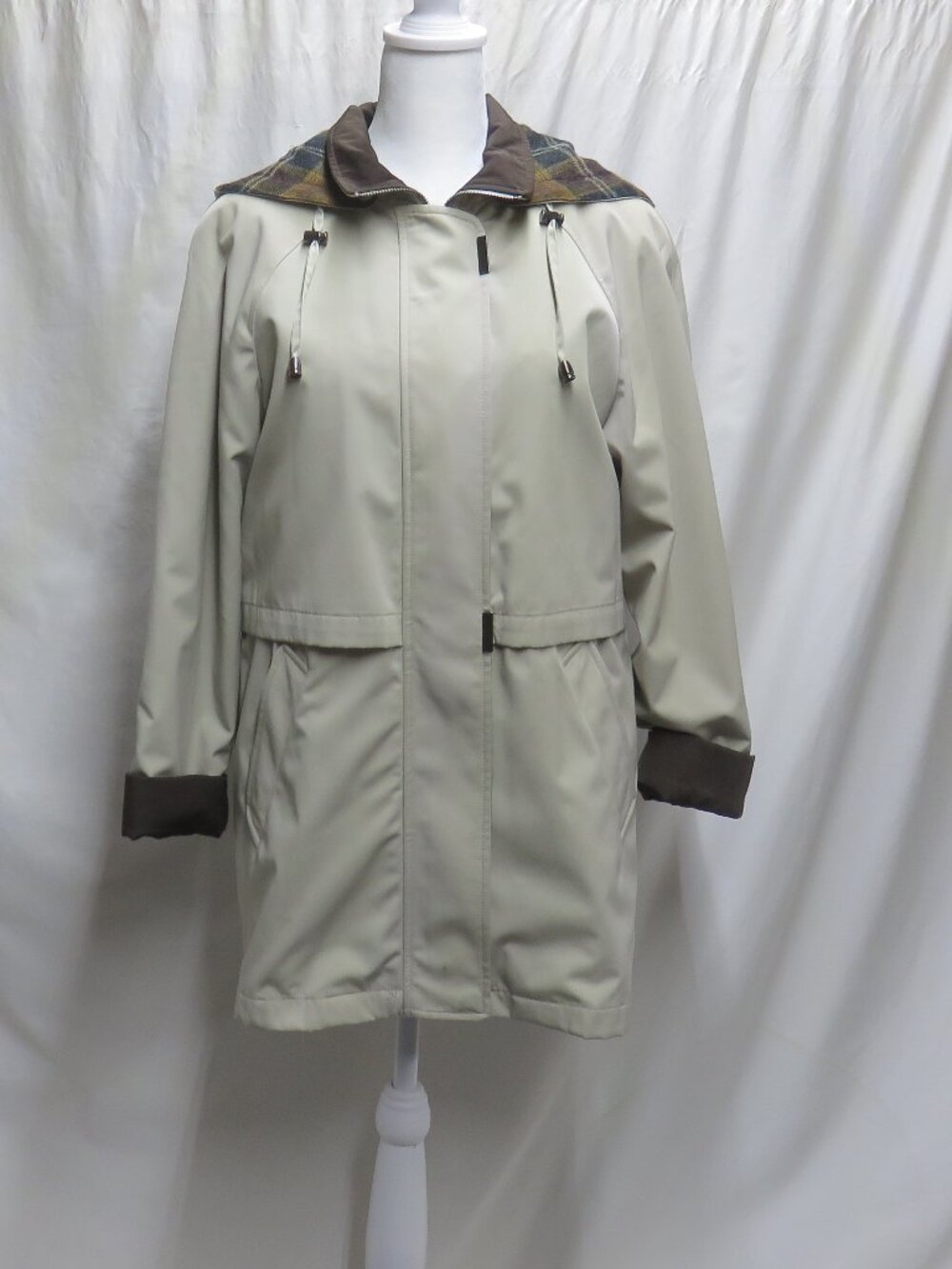 Women’s Raincoat w/Detachable Hood and Lining